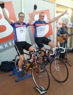 Tom Haarlem heeft geheel zelfstandig de organisatie geregeld, zodat teamleden Arnoud en René op de fiets, samen met Tom zijn buurman Peter