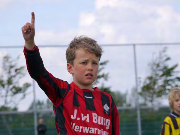 JEUGD JEUGDTREFFER 2 JUNI 2015 Het was weer een enerverend weekeinde bij de jeugd van Teylingen. De D-jeugd speelde op zaterdag toernooien in Oegstgeest, de E/F-jeugd het eigen Han Bastiaanstoernooi.