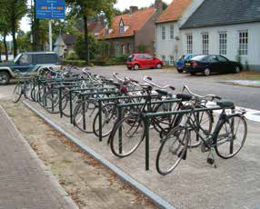 terrein te betreden. Aanleunrekken Fietsen zijn gemakkelijk te plaatsen en aan te binden met een kabelslot tegen een aanleunrek.