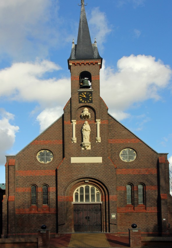 19. R.K. Kerk (1905) rkegmond.nl Wilhelminastraat 12 Open bij diensten en Monumentendagen Het is een sfeervol kerkje, fraai van architectuur en ligging en het heeft prachtige glas-in-loodramen.