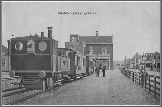 Het spoor liep via Egmond aan den Hoef door de weilanden naar de stad. De stoomtram bracht arbeiders naar het werk en toeristen naar het dorp. Het gebouw wordt nu gerestaureerd.