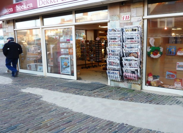 In deze boekenwinkel is een postkantoor, een bank en een agentschap van de VVV met kaarten en brochures. egmond.nl watgaanwedoen.nl Postaanzee.nl (Nr. 17) historischegmond.nl huysegmont.