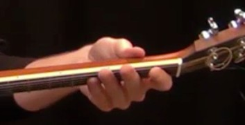Over het algemeen spelen we met de wijs, middel, de ringvinger en pink gitaar.
