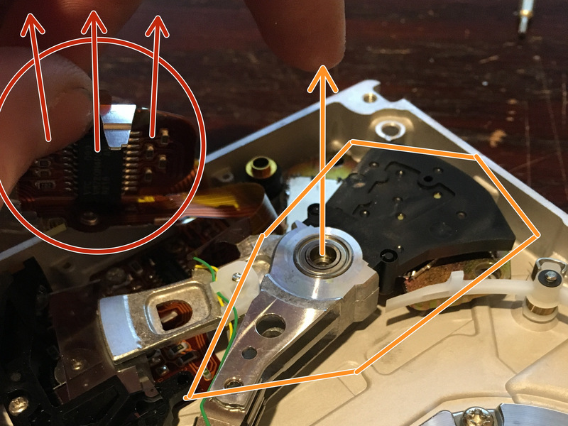 Stap 10 Trek lezen / schrijven Head en resterende Circuitry Nu kun je trekken op het tabblad metaal (rood omcirkeld), en trek zowel de lees / schrijfkop en een deel van het