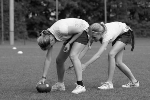 Ze snappen het nog niet helemaal, maar dat maakt niet uit Een nieuw onderdeel van de SI is Flagfootball.