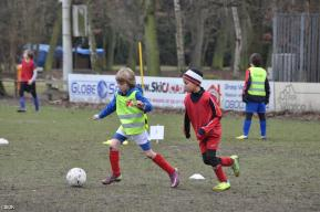 3. Kenmerken mini-miniemen Snelheid Voetbalspecifiek Coördinatie verbetert reactiesnelheid, startsnelheid, maximale snelheid en wendbaarheid Tip: In spelvorm,