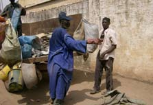 Een jaar later krijgt de stedenband steeds meer vorm, onder andere op vlak van afval, een thema dat er zowel op vraag van de bevolking als van het stadsbestuur van Banjul komt.
