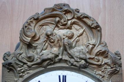 Het grote uurwiel, wisselrad (waarvoor een uitsparing is gemaakt in de voorste stijl), de rechte platines en ook de dwangslag laten zien dat dit een vroeg uurwerk is, waarschijnlijk van rond 1760.