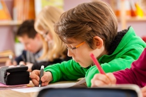 We bereiden ze voor op het reguliere onderwijs, zodat de kinderen zo goed mogelijk kunnen instromen op het niveau dat bij hen past. Kinderen zijn een jaar tot ander half jaar bij ons op school.