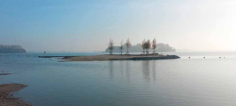 Aanleg pier en strand Bremerbaai Biddinghuizen Afgelopen jaar is een mooi waterbouwkundig project in de Gemeente Dronten
