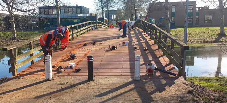Vervangen 7 houten brugdekken Almere Voor de Gemeente Almere zijn een zevental houten brugdekken vervangen.