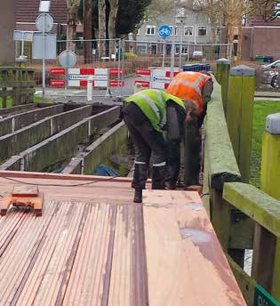 Door de toegenomen dikte van de dekplanken diende ook de aansluitende verhardingen opnieuw te worden aangesloten op de brugdekken; dit alles binnen de tijdsduur van 1 werkweek per brug.