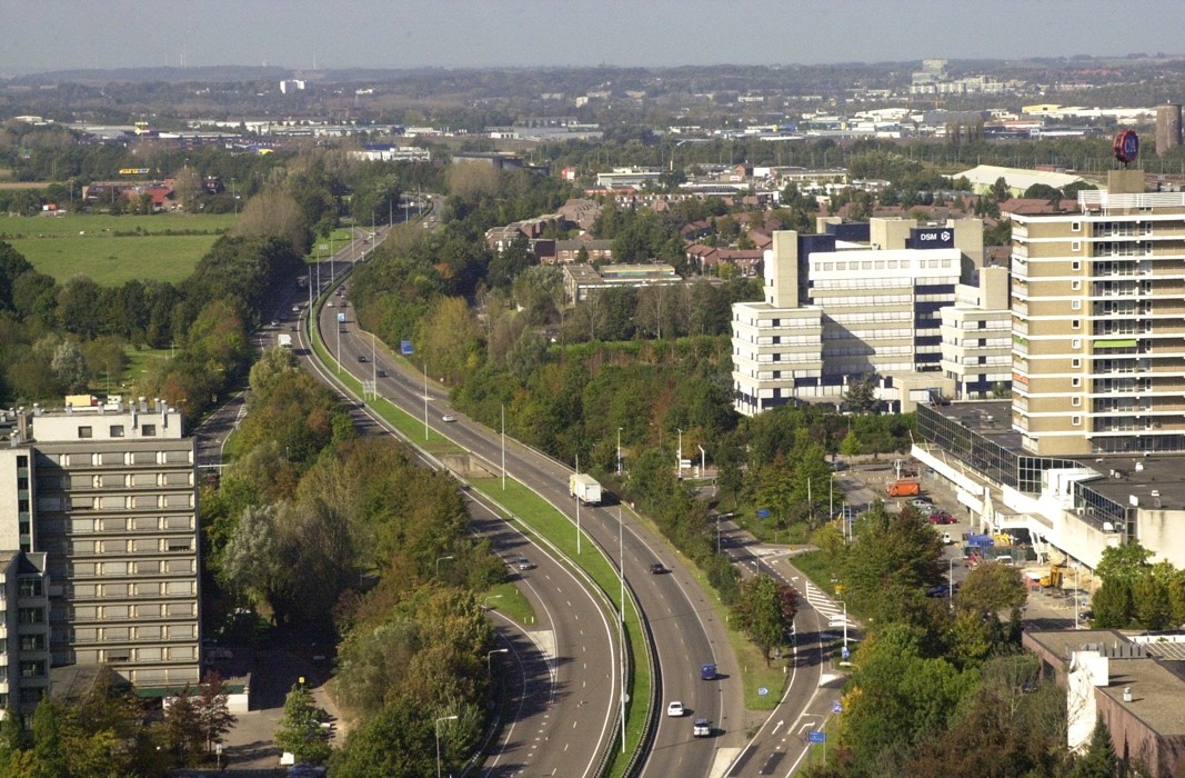 Adviescommissie-Deetman Werkwijze commissie Consultatiebezoeken in vijf Limburgse regio s Gesprekken met provinciebestuur, gemeentebestuurders, woningcorporaties, onderwijspartijen,