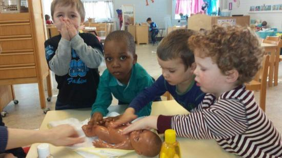 De kinderen mochten ook voelen en ruiken aan verschillende babyprodukten. We lieten ze spelen met babyolie, babycreme en babyshampoo.