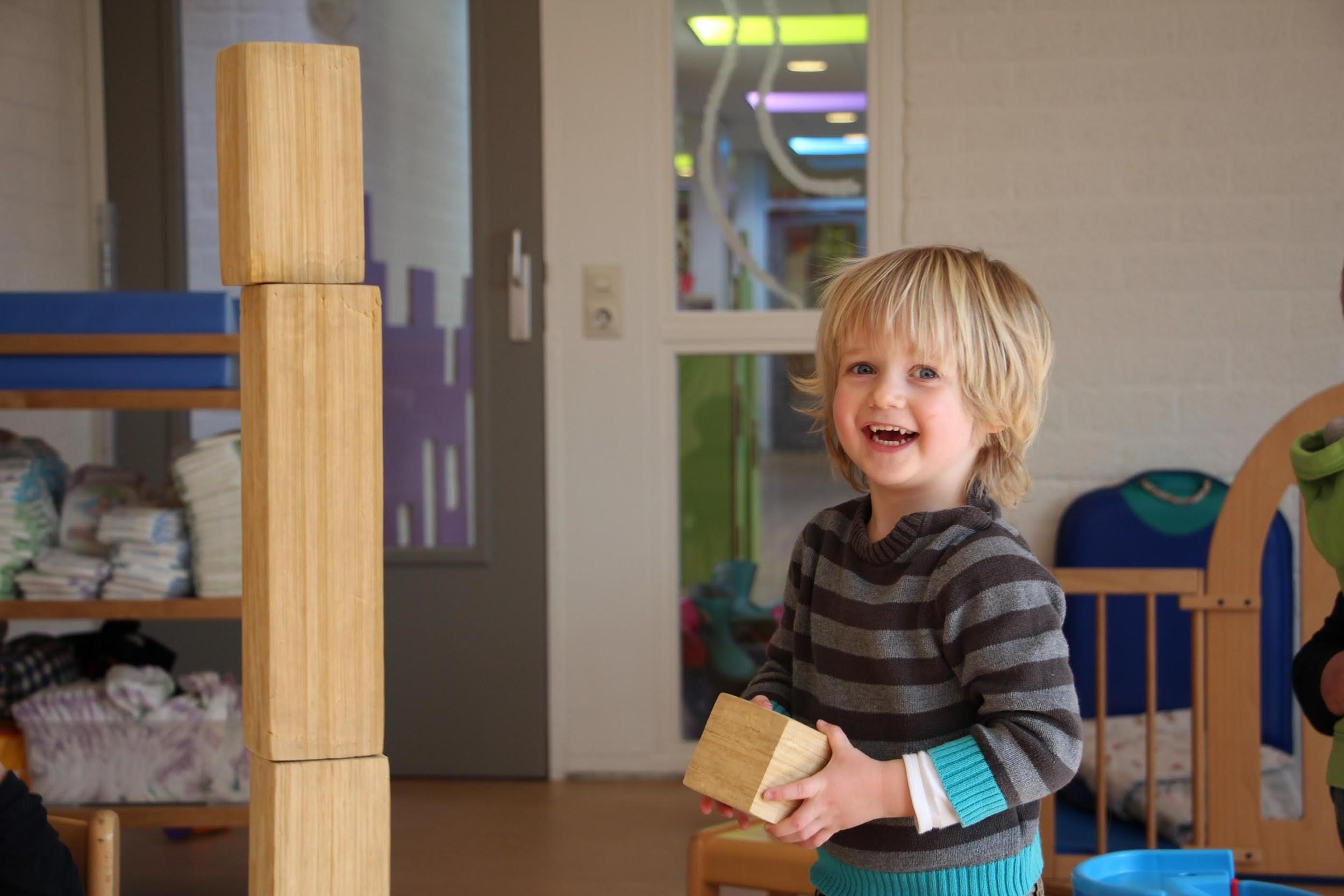 Wij prijzen ons gelukkig met een groot team van vaste medewerkers, steeds vaker al meer dan 10 jaar in dienst, die zich dagelijks met veel plezier en liefde inzetten voor de kinderen.