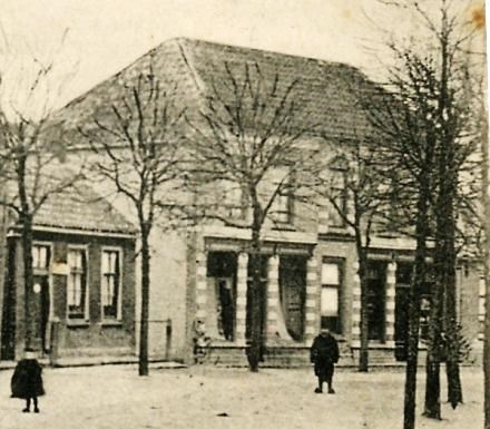 Ca. 1860 komt ook de arbeider Leendert van Almkerk hier wonen met zijn vrouw Pieternella Amelunxen en hun 3 kinderen. 1874 Ring A-9.