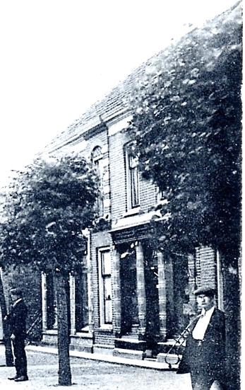 Hemelrijk leent er f.1000,- op van de rector van de Latijnse School in Zierikzee.(Ermerins) Jan is getrouwd met Maria Folmer (1833-1900), ze zijn Chr. Ger.