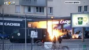 Vooral de executie op straat van een van pijn schreeuwende gewonde Parijse politieagent maakte diepe indruk.