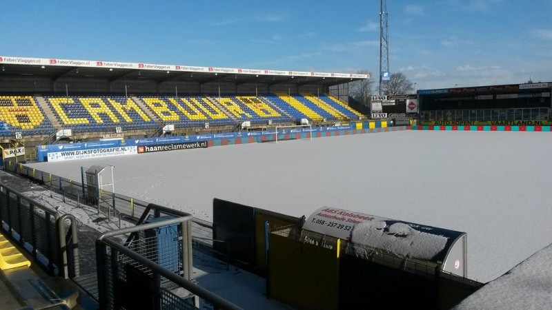 Keurig op tijd in Leeuwarden maar.daar ligt het veld nog helemaal ondergesneeuwd.