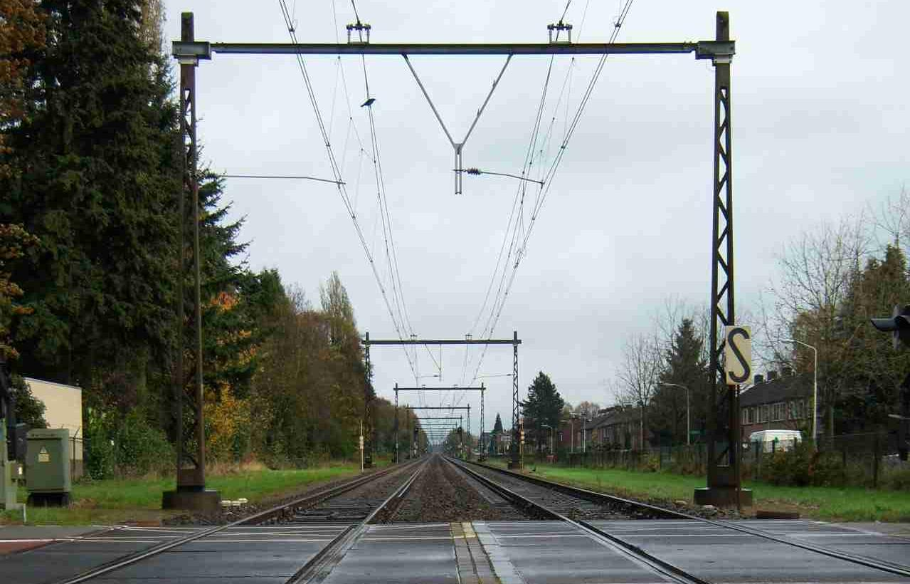 Leven met ontwikkelingen spoor Nieuwe ontwikkelingen op bestaand spoor: Goederentreinen vooral s nachts (verstoring rust/nachtrust) Asdruk opgevoerd van15 naar 22,5 ton (toename trillingen/ schade)