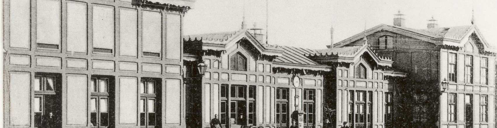 De bouw van het stationsgebouw werd samen met enige kleinere bijgebouwen en het haltegebouw te Wouw aanbesteed op 27 november 1862. De oplevering vond plaats op 30 september 1863.