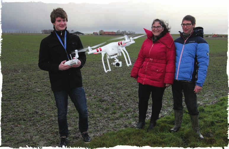 UITGAVE FEBRUARI 2017 GRAAN KOERIER Xpro-drone gaat de lucht in! Frans en Sandra Dieleman in Biervliet (Zld.) kijken geamuseerd toe hoe hun zoon Jacco de 'Xpro-Drone' op laat stijgen.