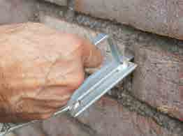 des joints Avantages: Préparation uniforme pour le rejointoiement La main est protégée par une plaque métallique Travail sur les