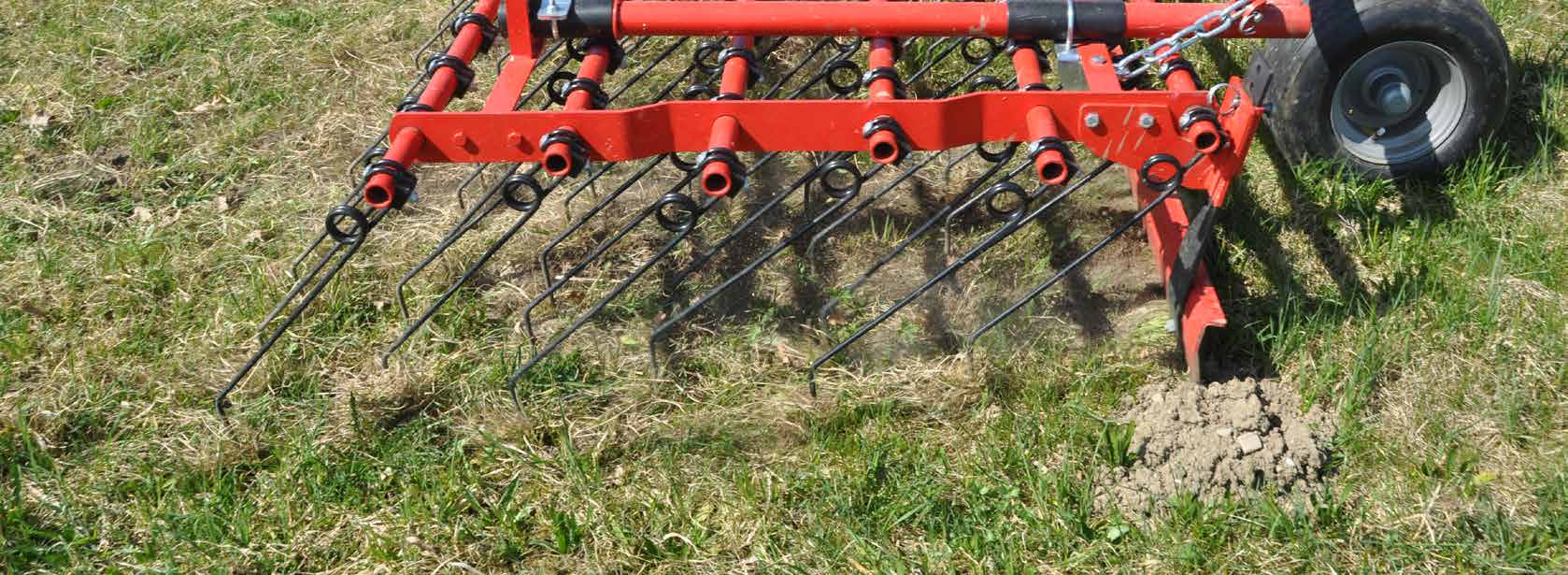 GRASS-MANAGER Voor aan elk 6-rijig veld met tanden kan een frontplaat bevestigd worden deze is tegen overbelasting