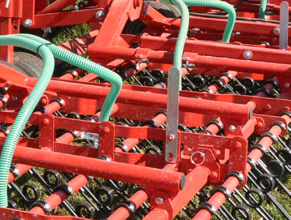 5 cm. Alleen deze wiedafstand garandeert dat viltlagen van afgestorven gras en plantendelen verwijderd worden en het gewenste effect wordt bereikt.