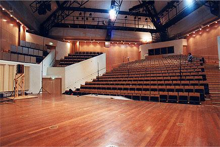 andere soorten ruimten die klein tot middelgroot zijn. Zaal Philips Hall (Small Auditorium), Nederland Zalen zijn grotere ruimten.