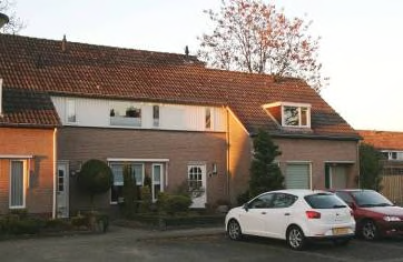 DRIEKAPPER De Beerse 9 is de middelste van een blok van 3, een driekapper dus, regelmatig vernieuwd en verbeterd en de woning