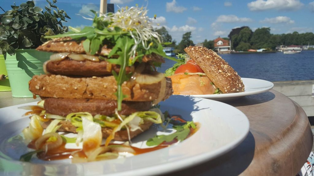 Op het pontje werd ook met weinig geduld gewacht, maar wel met veel bewondering. Om vervolgens te gaan lunchen aan het water.