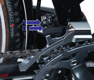 De versteller die de voorderailleur bedient (A) zit altijd links en de versteller van de achterderailleur (B) rechts (zie afb. 66).