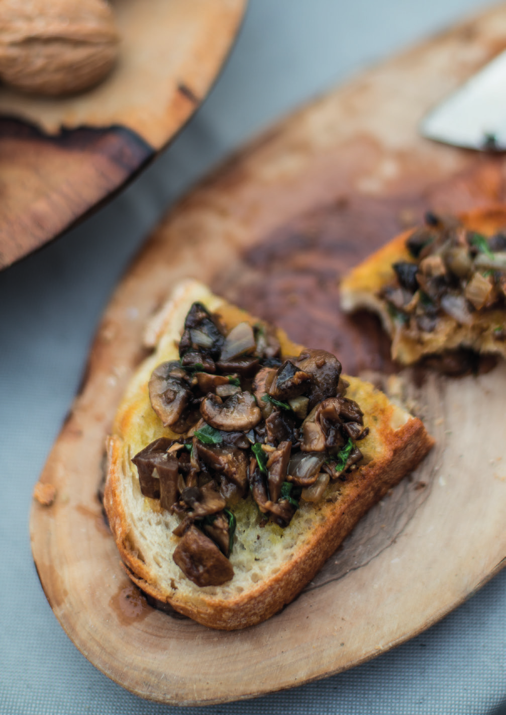 BRUSCHETTE met paddenstoelen Voor de padden - stoelentopping + 1 ui + 2 teentjes knoflook + 500 g paddenstoelen + 2-3 el olijfolie + scheutje sojasaus + flinke hand bladpeterselie, alleen de blaadjes