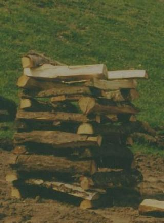 3. Begin daar hout (beukenhout geeft het beste resultaat) verticaal tegenaan te stapelen zoals op onderstaande foto.