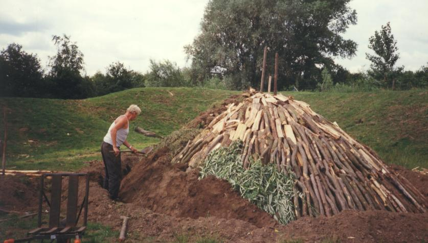 Leg over de hele berg nu een laag van ongeveer 7 cm dikke aarde of grasplaggen of zwarte grond van eerdere houtskoolbrand. 8.