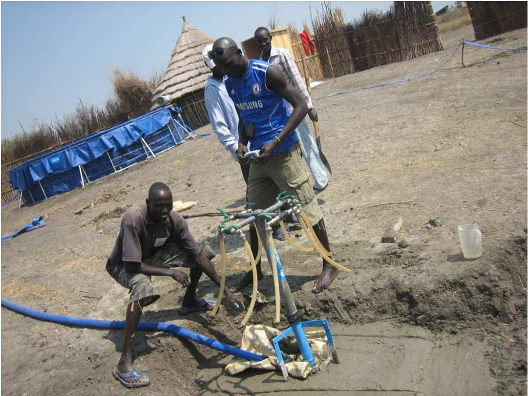 Mensen voorzien van water, latrines, waterpompen, voedsel Gezinnen