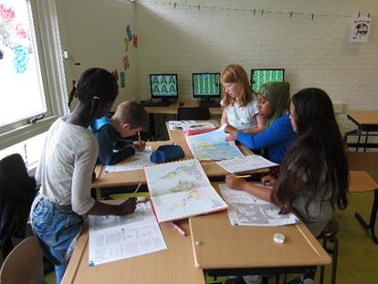 Groep 7 & 8 hebben ook al huiswerk meegekregen, woensdag 2 september moet het mapje weer mee naar school.