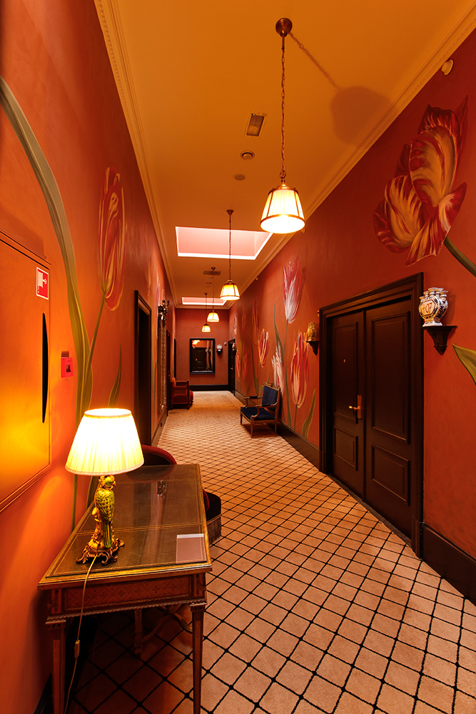 Voorbeeld project Hotel DES INDES Totale besparing: EUR 242000,Omschrijving: Ook in de gangen van het hotel is de sfeer gehandhaafd met moderne Dim to WARM LED verlichting In de gangen zijn de