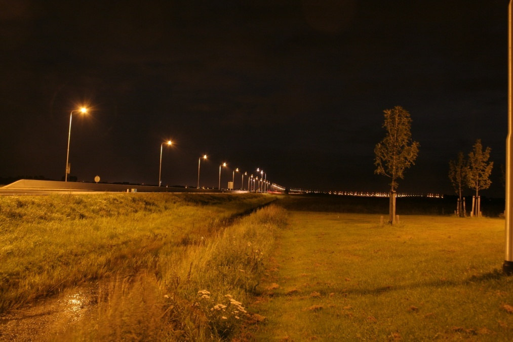 In Engeland is al een aantal jaren besloten om op de snelwegen alleen maar armaturen te gebruiken waarbij geen licht boven de horizon uitgestraald wordt.