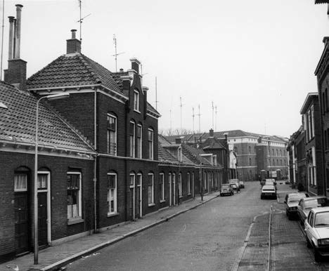 BERGPOORTSTRAAT Herman van Harten 1883 Bergpoortstraat Commissie tot opbouw en verbetering van arbeiderswoningen arbeiderswoningen woningen In 1883 ontwerpt Herman van Harte een mooi complex