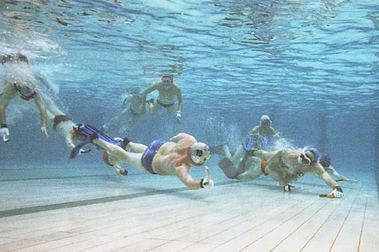 En onderwaterhockey is een dynamische teamsport die prima naast de duiktraining beoefend kan worden: goed voor de conditie en de watervrijheid en ook nog eens boeiend door het competitieve karakter.