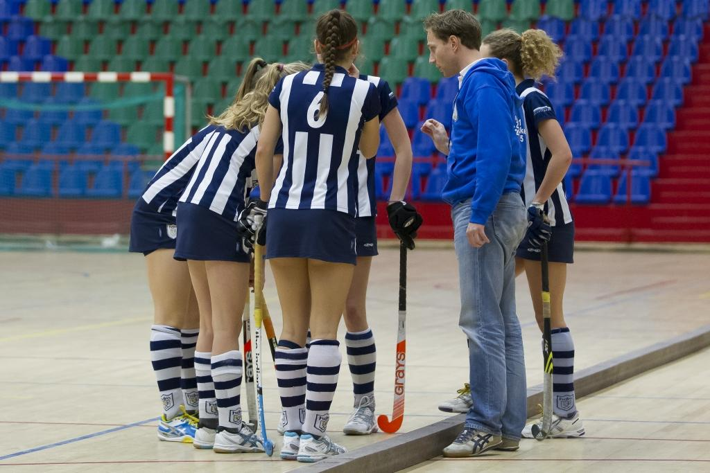 Maak afspraken met de spelers en ouders over de praktische zaken rond de zaalcompetitie Uitspreken, afspreken en aanspreken (Bron: 4 inzichten over trainerschap NOC*NSF) Structureren kost eerst