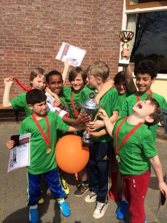 AMSTERDAMS SCHOOLKORFBALTOERNOOI Zaterdag 5 april vond het Amsterdamse Schoolkorfbaltoernooi plaats op de velden van Rohda.