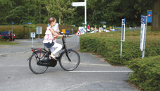 Julia Aan de goede kant van de weg rijden Bekijken, bespreken en uitspelen in de straatjes tussen de tafels Wie rijdt aan de goede kant van de weg, Julia 