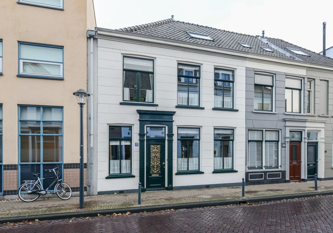 INLEIDING ARKELSTRAAT 108, 4201 KH GORINCHEM In hartje Gorinchem bieden wij dit prachtige historische pand aan met een sfeervolle stadstuin.