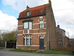 Vrijstaande woning (ID 88004) Ligging Oedelemsestraat 73 Korte beschrijving Onderkelderde, vrijstaande woning onder een gemansardeerd zadeldak met mechanische pannen, daterend van 1929 cf. jaarsteen.
