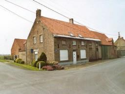 Hoeve (ID 87963) Ligging Larestraat 113 Korte beschrijving Hoeve met woonhuis van 1902, geïncorporeerde stal en een in het verlengde gebouwde schuur, gelegen op de hoek met de Vliegweg ter hoogte van