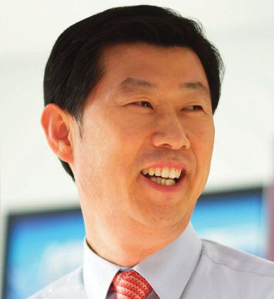 Dynamische groei van de Harim Group in Zuid-Korea Rechtsom vanaf boven: Kim Hong Kuk, oprichter en algemeen directeur van Harim; Harimlegkippenboerderij; assortiment Harimtrayverpakkingen met borst,