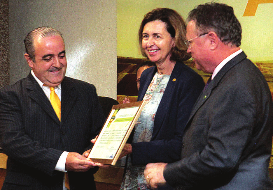 Compartimenteringscertificatie Jairo Arenazio (links), van Cobb-Vantress, neemt de certificatie in ontvangst, op de foto te zien met Monique Eloit, directeur-generaal van de OIE, en minister van